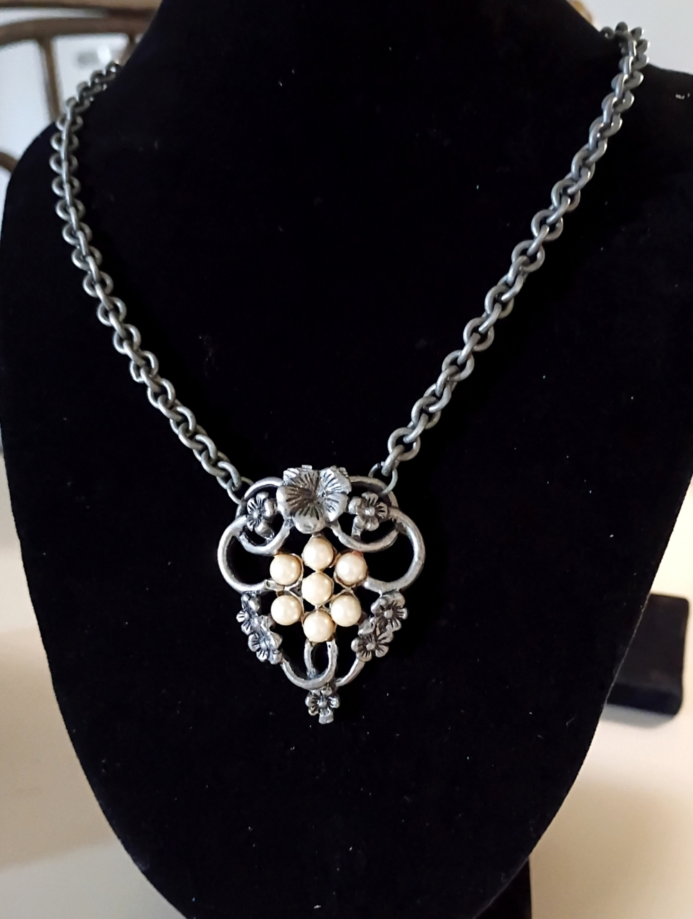 Vintage Art Nouveau Faux Pearl Floral Design Choker